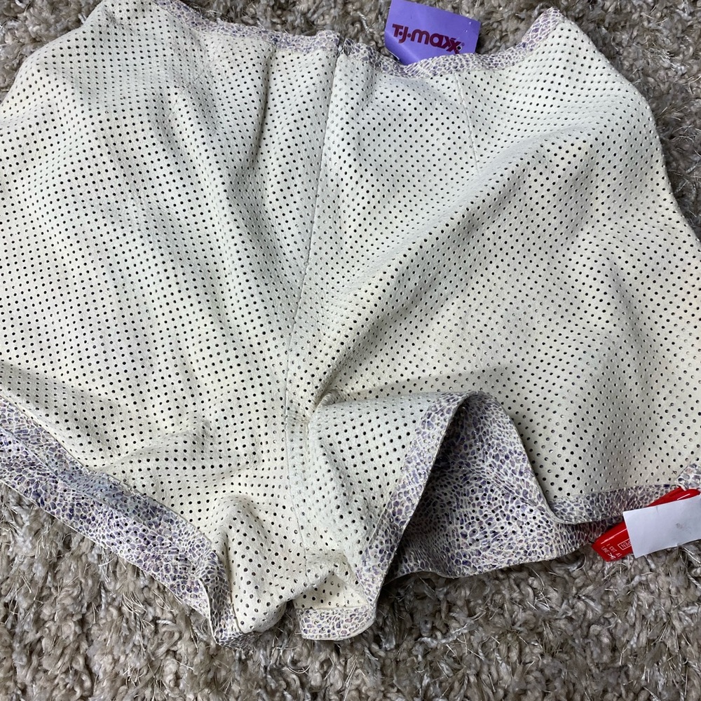 Leather short with tag
White
Size 8
Brand Rachel Roy
